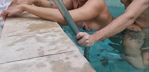  Sexo na piscina com cliente pentelhudo RÉVEILLON